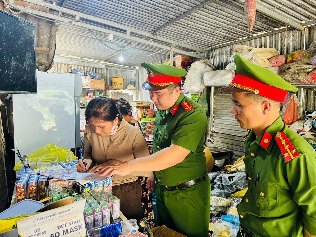 Công an xã Na Loi tuyên truyền pháp luật về sở hữu trí tuệ