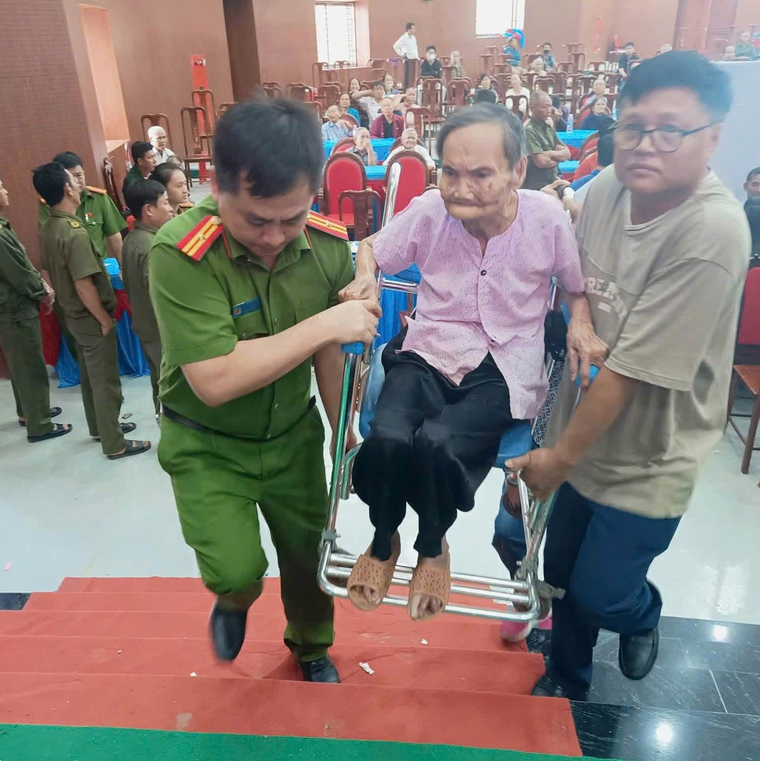 Công an xã Tân An hỗ trợ thân nhân liệt sĩ lấy mẫu sinh phẩm ADN