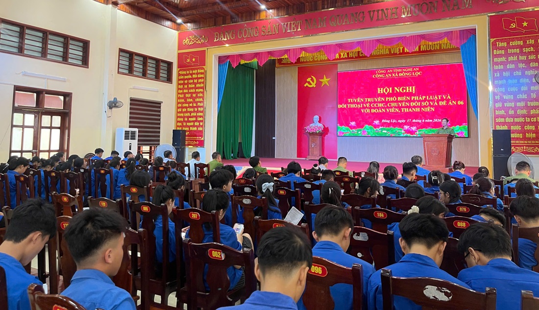 Công an xã Đông Lộc tuyên truyền, phổ biến pháp luật và đối thoại về cải cách hành chính