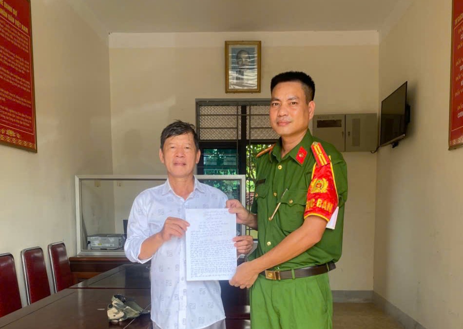 Công an xã Đại Huệ hỗ trợ người dân nhận lại tiền do chuyển nhầm