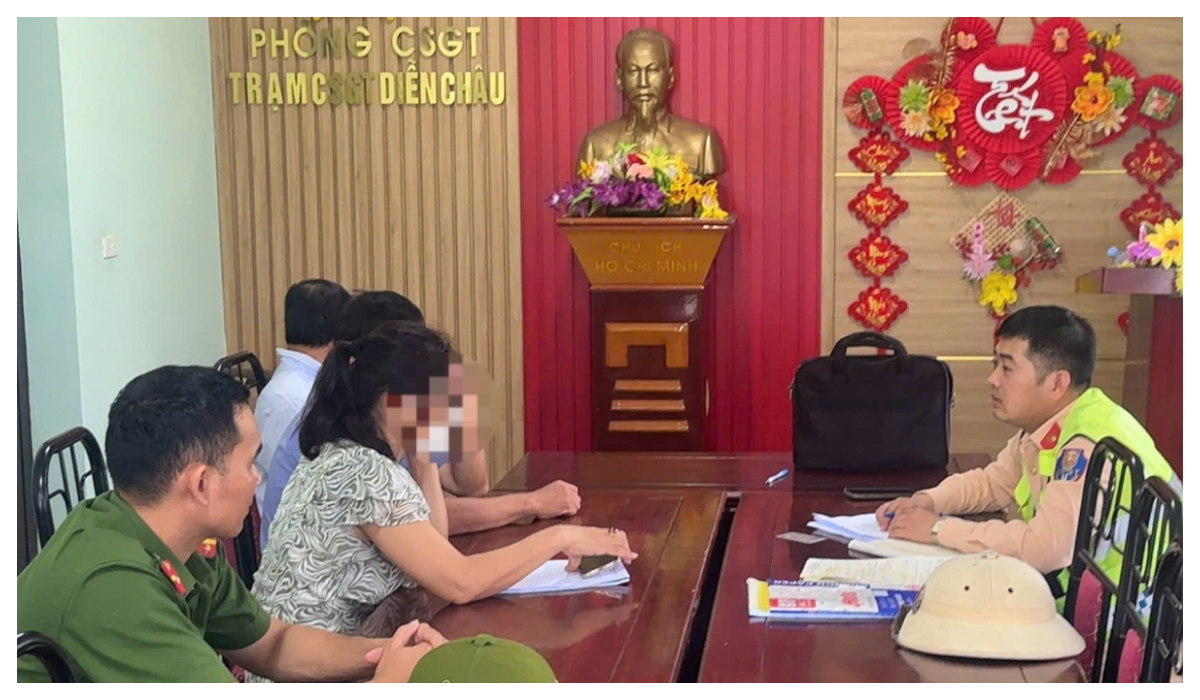 Xử phạt nữ tài xế cố vượt đường sắt khi đèn đỏ đã bật sáng