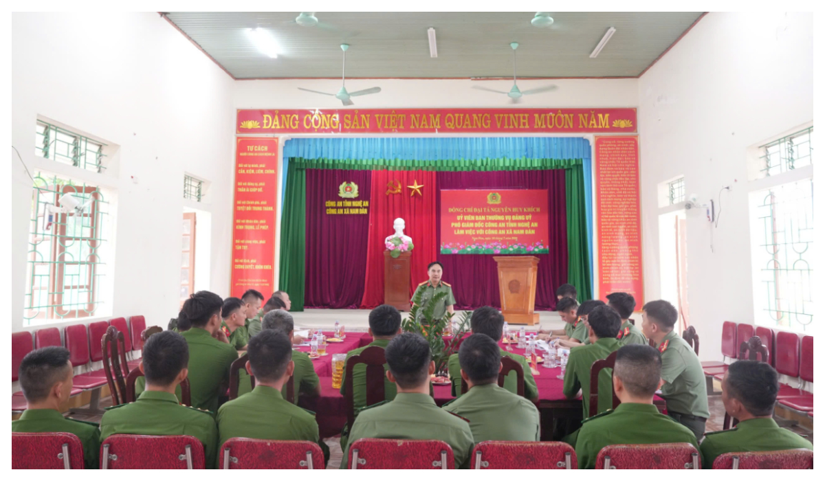 Đồng chí Đại tá Nguyễn Huy Khích, Phó Giám đốc Công an tỉnh làm việc với Công an xã Nam Đàn