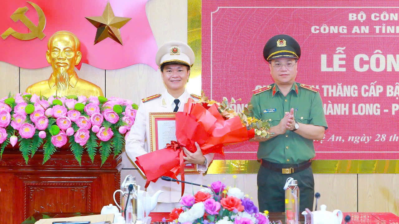 Công bố quyết định thăng cấp bậc hàm Đại tá trước thời hạn đối với đồng chí Phạm Thành Long, Phó Giám đốc Công an tỉnh