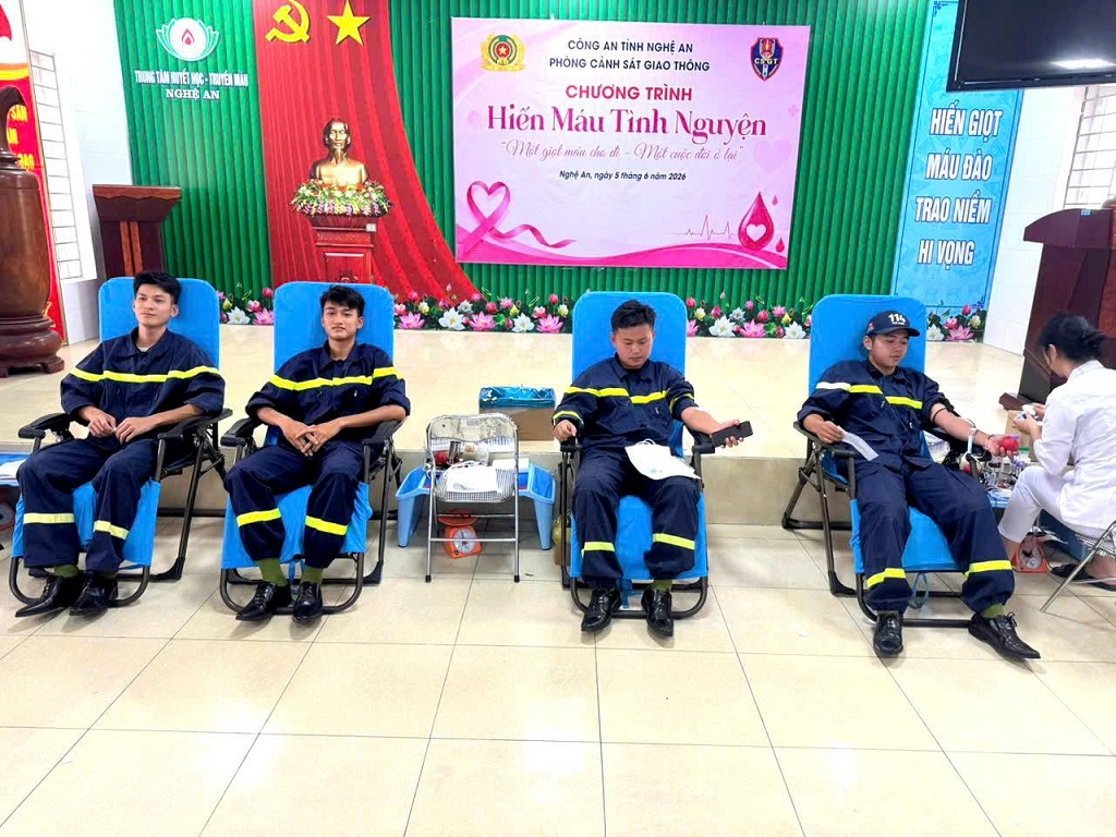 Chiến sĩ Đội Cảnh sát PCCC&CNCH trên sông tham gia hiến máu ngay sau khi nhận được thông tin bệnh nhân cần truyền máu khẩn cấp