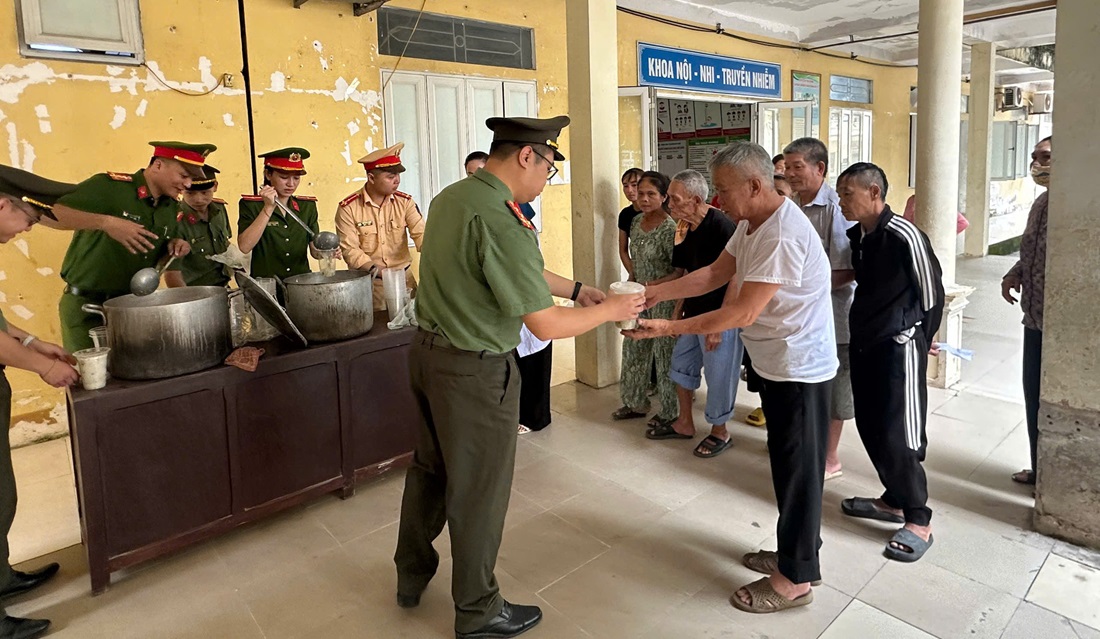 Công an xã Quỳ Châu tổ chức chương trình “Bát cháo tình thương” 