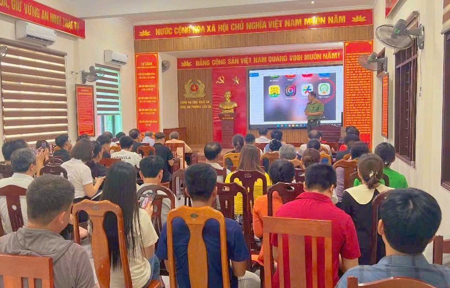 Công an phường Cửa Lò tổ chức tập huấn phần mềm khai báo tạm trú cho cơ sở kinh doanh lưu trú