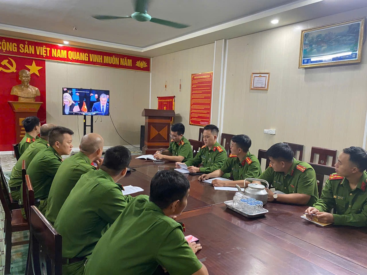 Cán bộ, chiến sĩ Công an xã theo dõi Hội nghị được truyền hình trực tiếp trên kênh VTV1