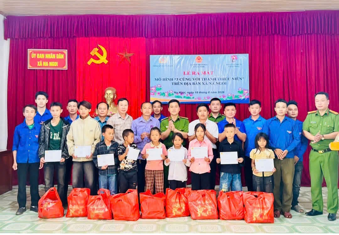 Trao 10 suất quà cho 10 thanh thiếu niên có hoàn cảnh khó khăn