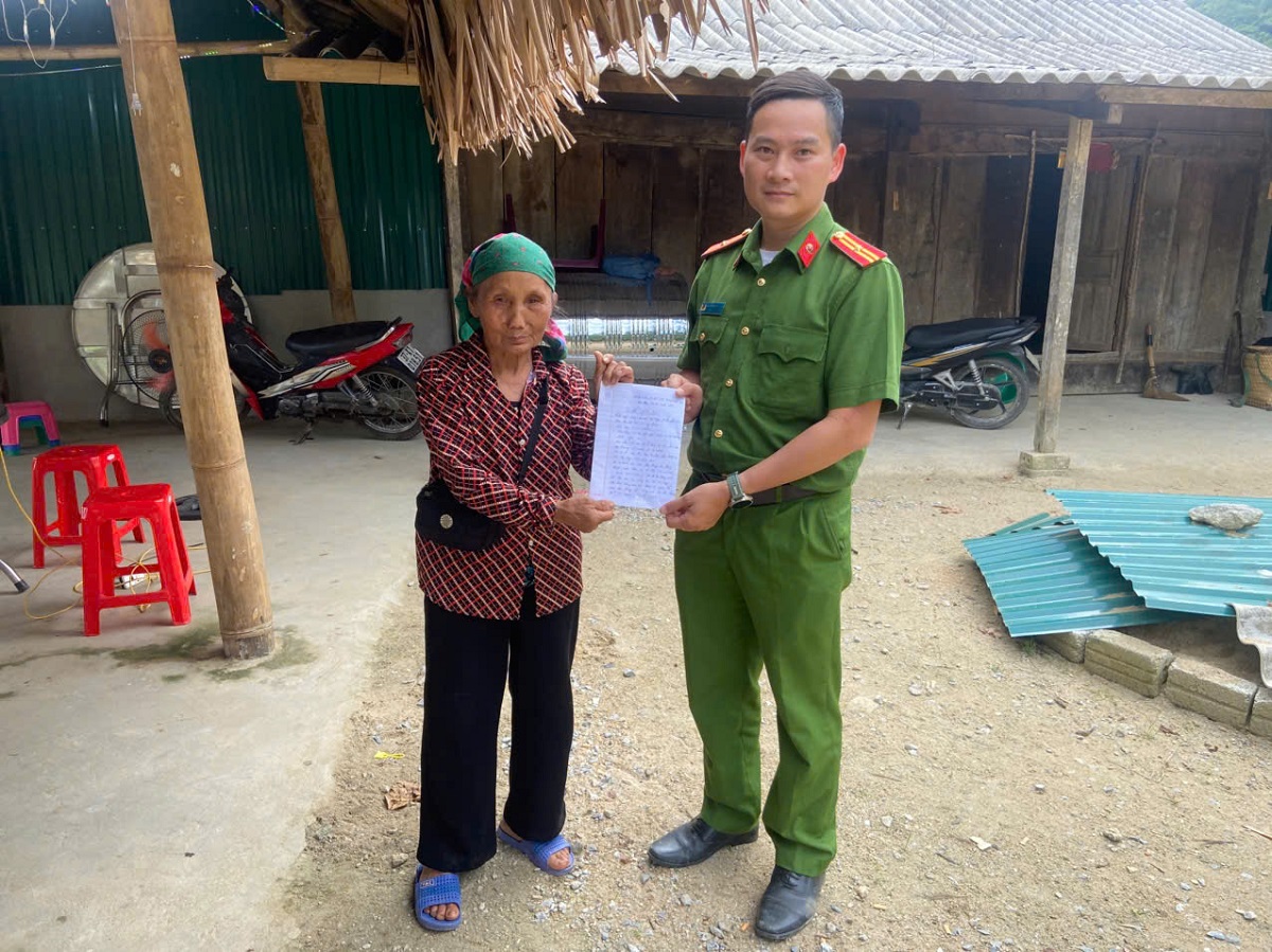 Bà Và Y Sùa gửi thư cảm ơn Công an xã Na Ngoi