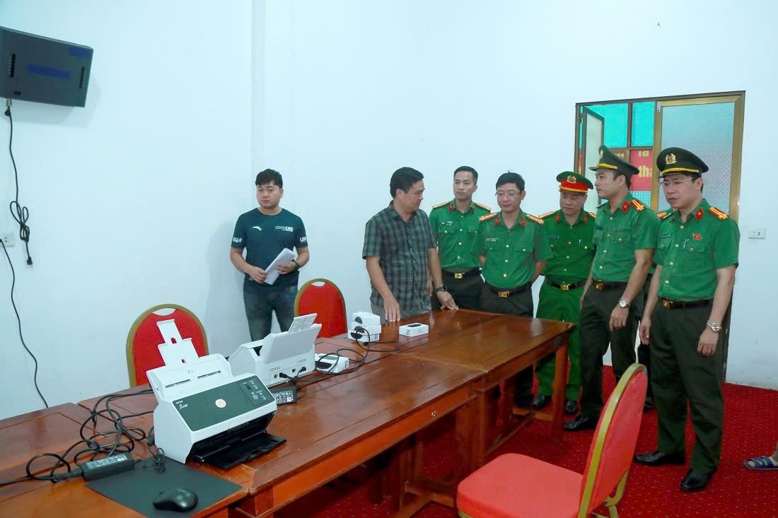 Đồng chí Đại tá Trần Ngọc Tuấn, Ủy viên Ban Thường vụ Đảng ủy, Phó Giám đốc Công an tỉnh kiểm tra khu vực kiểm phiếu, hệ thống máy móc và phần mềm tích hợp công nghệ AI nhận diện đại biểu phục vụ Đại hội đại biểu Đảng bộ tỉnh lần thứ XX, nhiệm kỳ 2025 - 2030