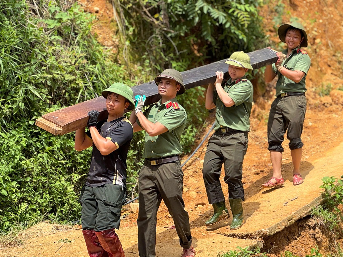 Với phương châm gần dân, sát dân, “đâu dân cần, đâu dân khó, có Công an”, mỗi khi mưa bão, thiên tai, chiến sĩ An ninh nhân dân luôn kịp thời giúp dân sơ tán tài sản, cứu trợ lương thực, dựng lại nhà cửa