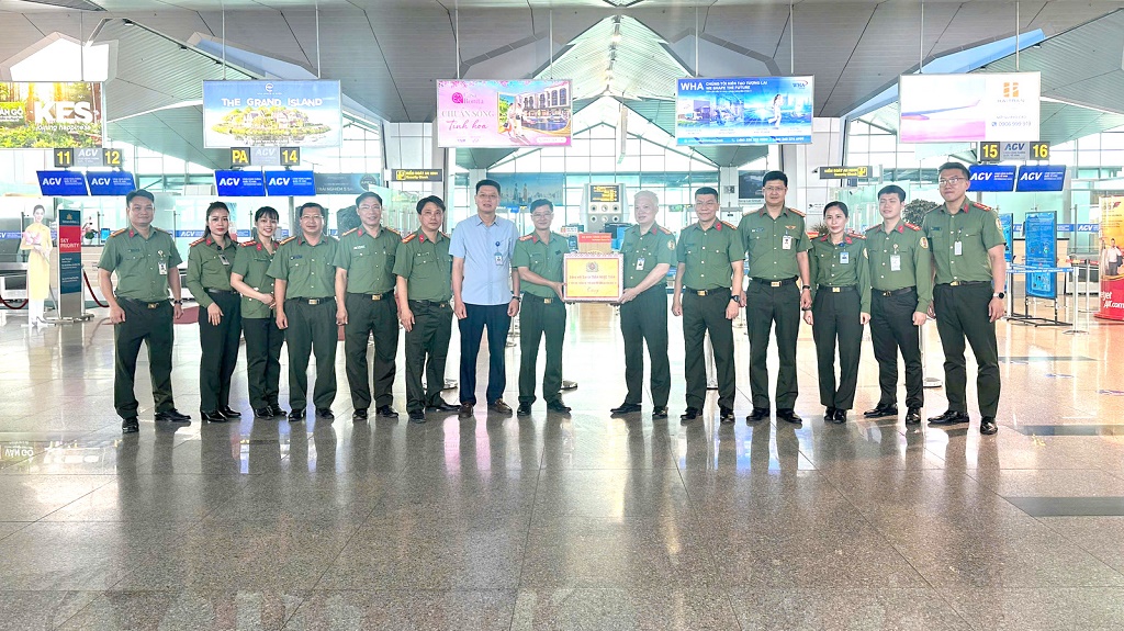 Đại tá Trần Ngọc Tuấn, Phó Giám đốc Công an tỉnh tặng quà động viên cán bộ an ninh sân bay
