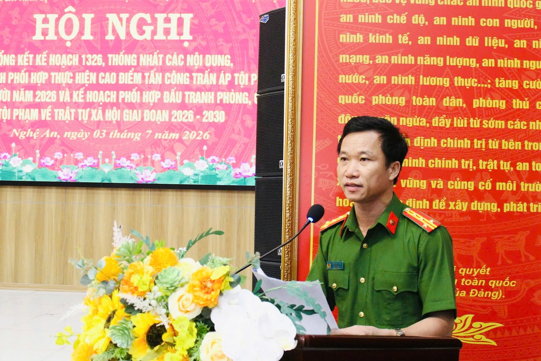 Đồng chí Đại tá Trần Đức Thân, Trưởng phòng Cảnh sát hình sự Công an tỉnh Nghệ An tham luận tại Hội nghị