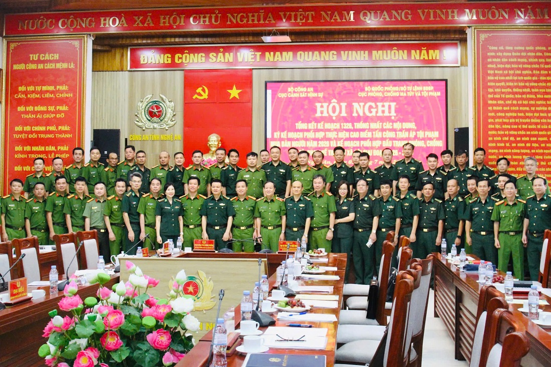 Đại biểu chụp ảnh lưu niệm