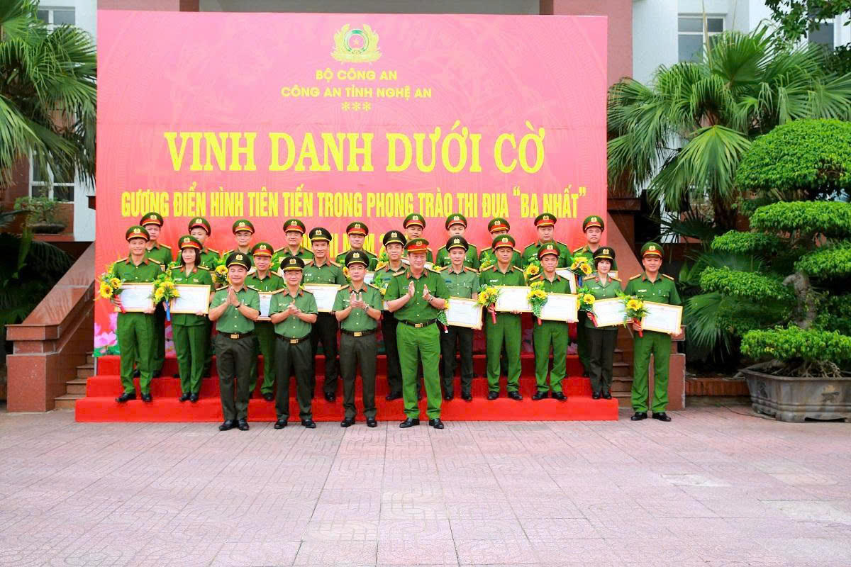 Các đồng chí trong Ban Thường vụ Đảng ủy, Lãnh đạo Công an tỉnh chụp ảnh lưu niệm cùng tập thể, cá nhân được vinh danh