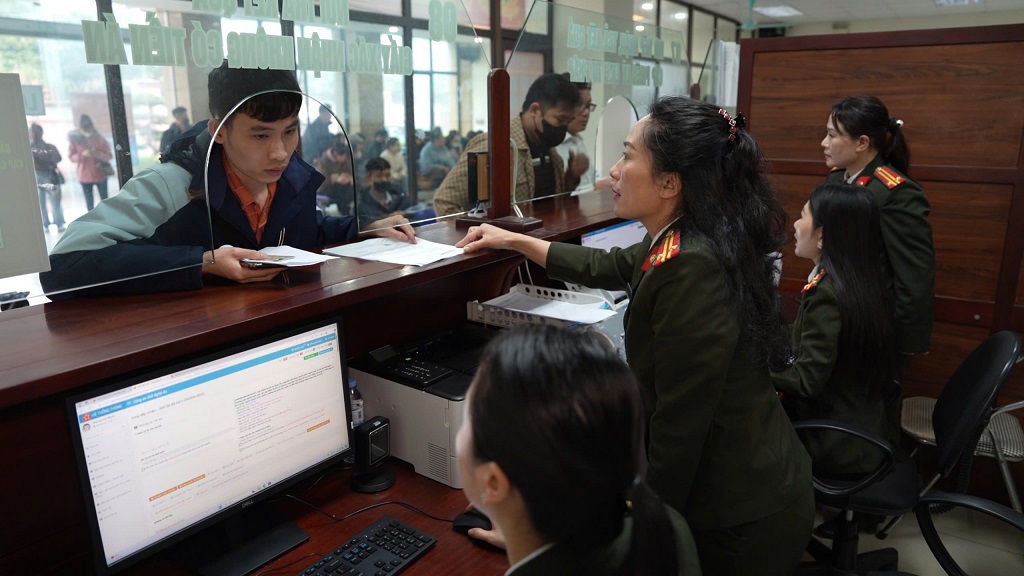ẩy mạnh ứng dụng chuyển đổi số trong cấp phiếu lý lịch tư pháp đã mang lại nhiều tiện ích cho người dân.