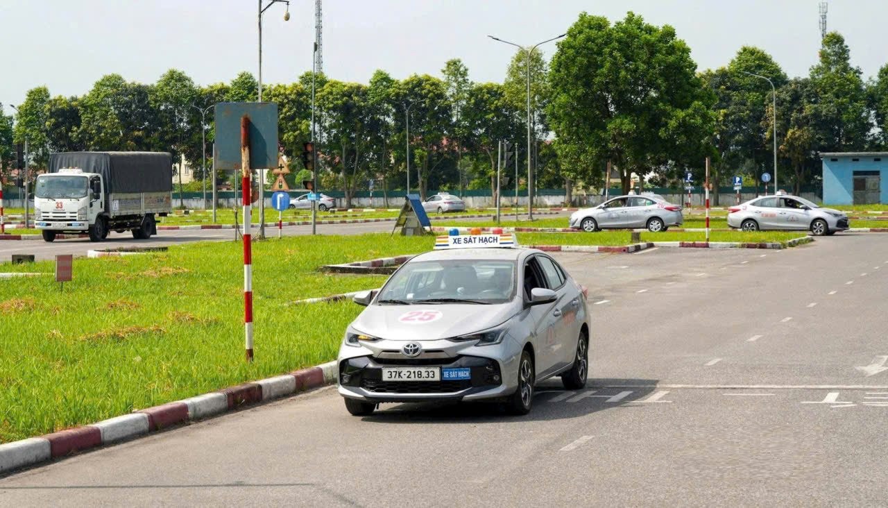 Học viên tham gia phần thực hành trong sa hình tại kỳ sát hạch