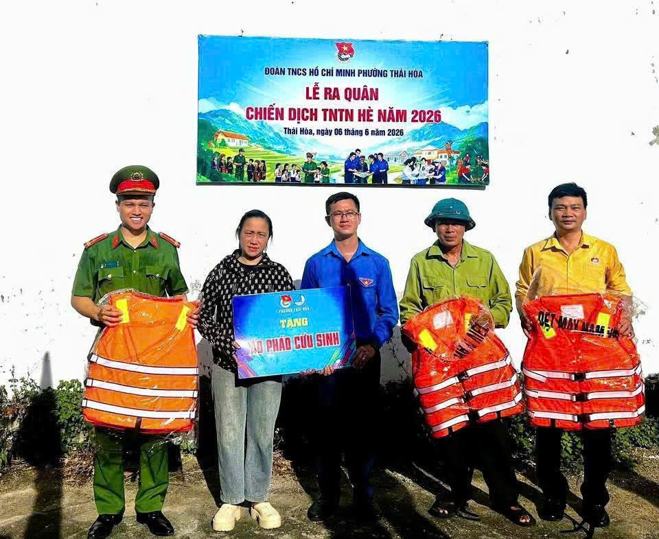 Tuổi trẻ Công an phường Thái Hòa phối hợp tặng áo phao cứu sinh cho người dân 