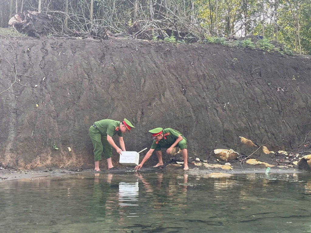 Công an xã thu gom rác thải, vệ sinh khu vực lòng suối và hai bên bờ suối Khe Xanh