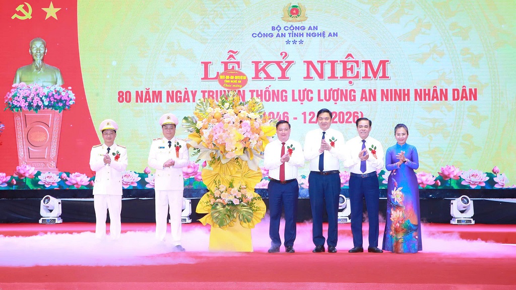 Các đồng chí Lãnh đạo Tỉnh ủy, HĐND, UBND, Ủy ban MTTQ Việt Nam tỉnh Nghệ An tặng hoa chúc mừng 80 năm Ngày truyền thống thành lập lực lượng An ninh Công an Nghệ An