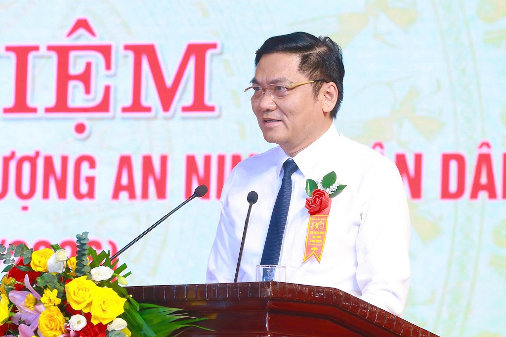 Đồng chí Hoàng Nghĩa Hiếu, Phó Bí thư Thường trực Tỉnh ủy, Chủ tịch HĐND tỉnh phát biểu tại buổi lễ