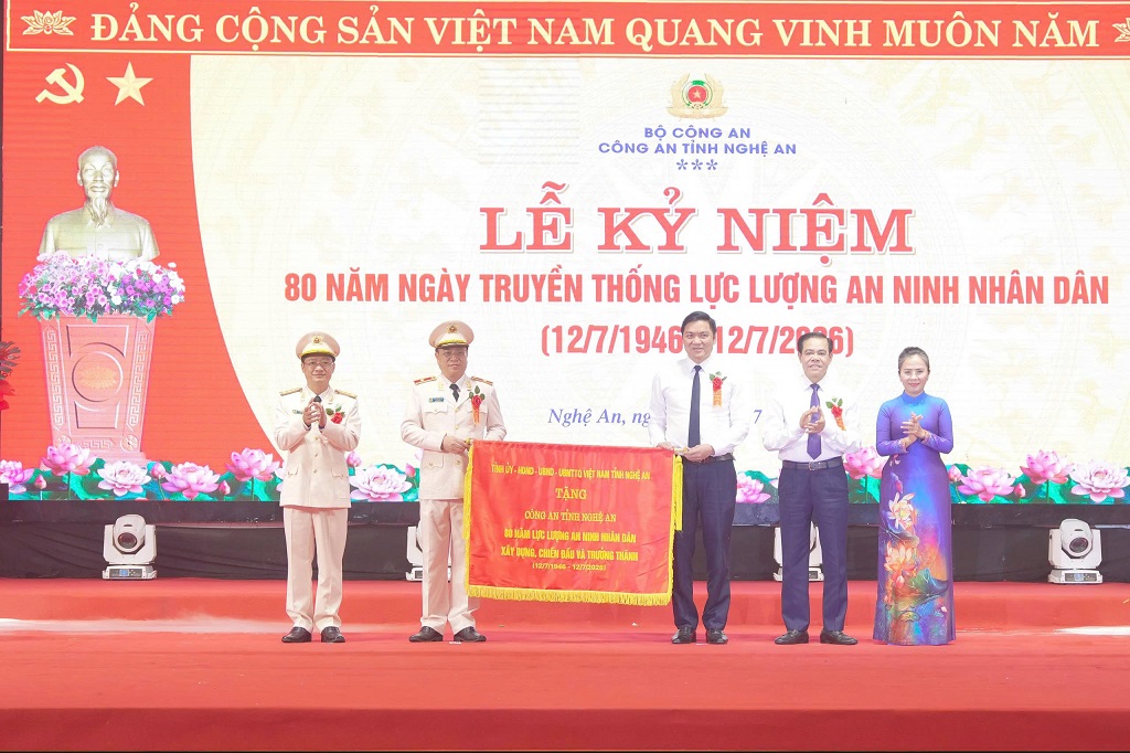 Lãnh đạo Tỉnh ủy, HĐND, UBND, Ủy ban MTTQ Việt Nam tỉnh Nghệ An tặng bức trướng với dòng chữ “Lực lượng An ninh nhân dân Công an Nghệ An - 80 năm xây dựng, chiến đấu và trưởng thành”.