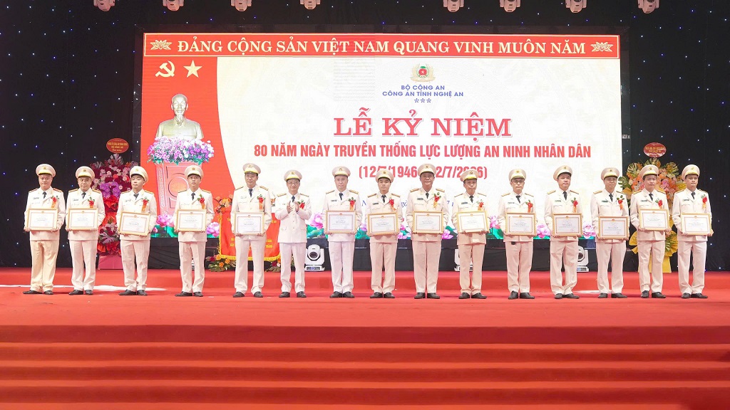 Đồng chí Đại tá Trần Ngọc Tuấn - Phó Giám đốc Công an tỉnh trao Giấy khen của đồng chí Giám đốc Công an tỉnh tặng tập thể, cá nhân có thành tích xuất sắc