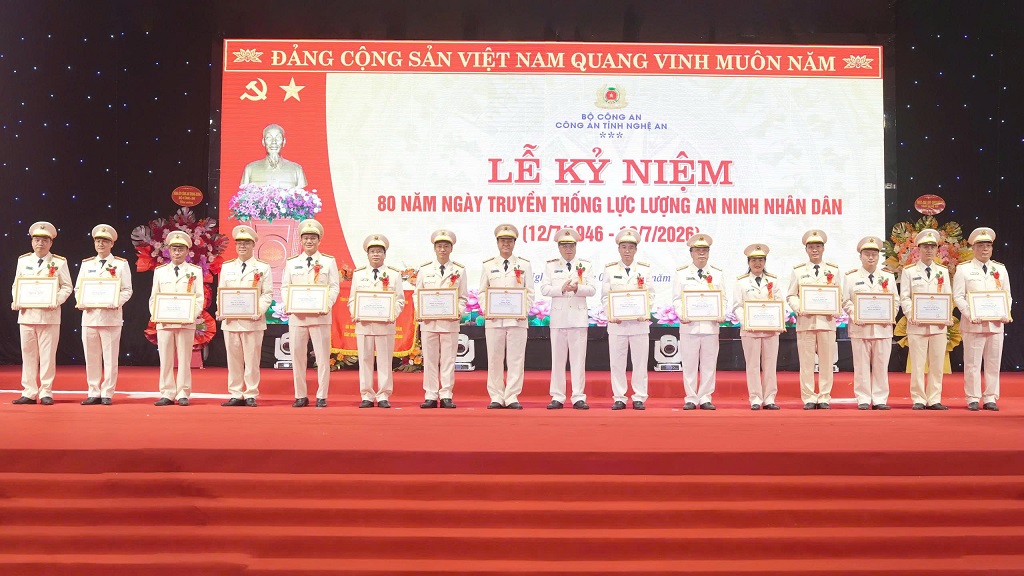 Đồng chí Thiếu tướng Đinh Việt Dũng, Ủy viên Ban Thường vụ Tỉnh ủy, Giám đốc Công an tỉnh trao Giấy khen tặng 15 tập thể, 14 cá nhân có thành tích xuất sắc trong công tác, chiến đấu