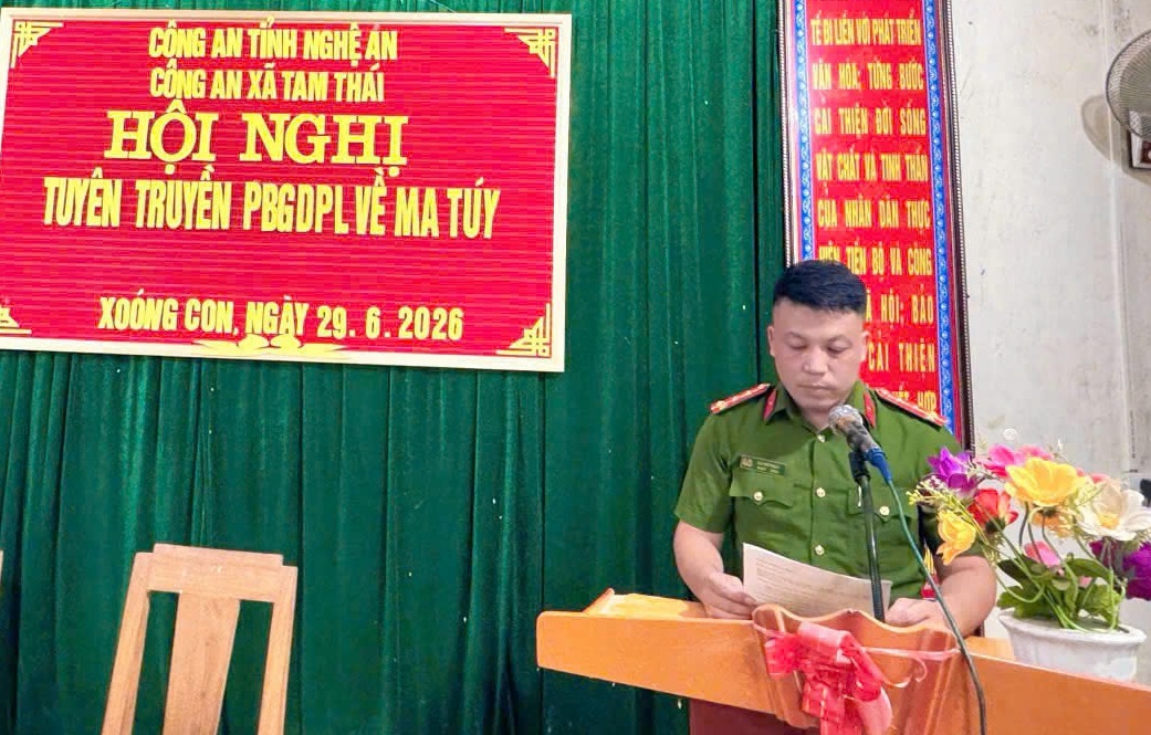 Đại diện Công an xã tuyên truyền phổ biến giáo dục pháp luật về ma túy cho người dân
