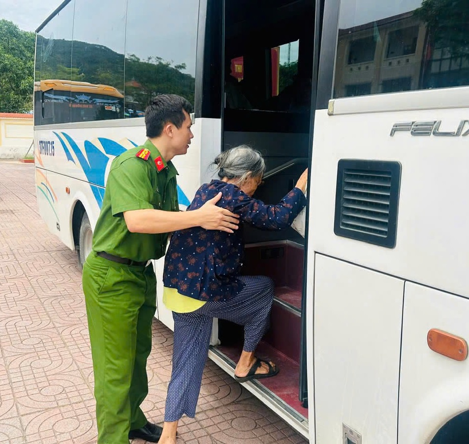 Công an xã phối hợp bố trí xe đưa đón thân nhân là người cao tuổi đến điểm thu nhận mẫu sinh phẩm ADN