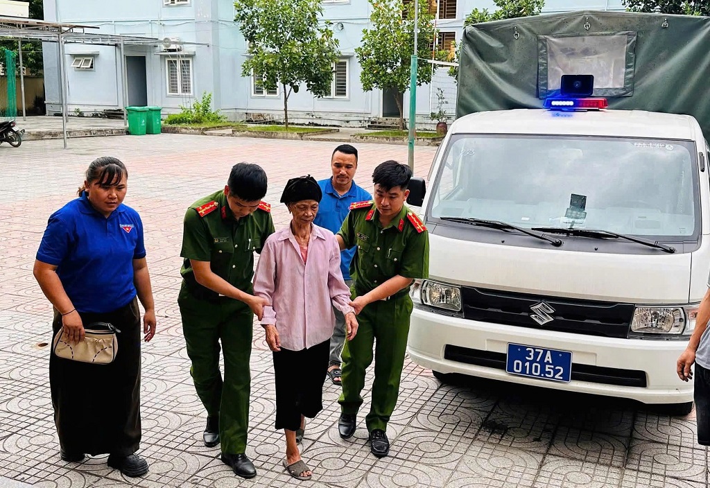 Công an xã Tương Dương hỗ trợ thân nhân liệt sĩ đến điểm thu nhận mẫu sinh phẩm ADN 