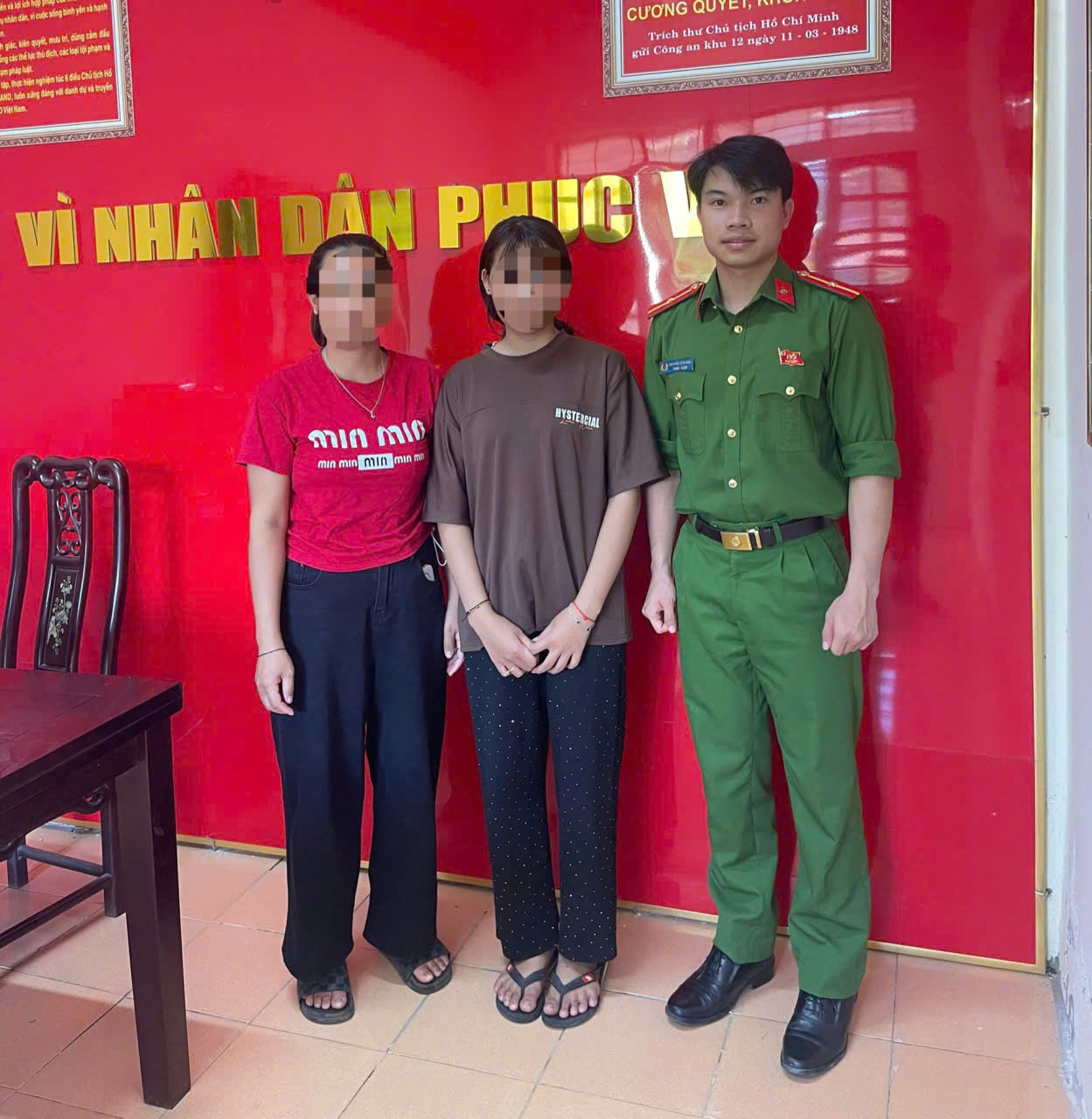 Công an xã Tương Dương bàn giao em D. cho gia đình 