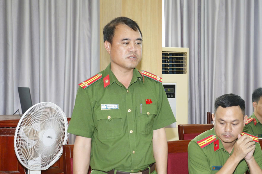 Đồng chí Trung tá Nguyễn Ngọc Nam, Trưởng Công an xã Vạn An phát biểu	 
