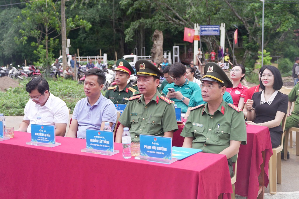 Đại biểu tham dự buổi lễ
