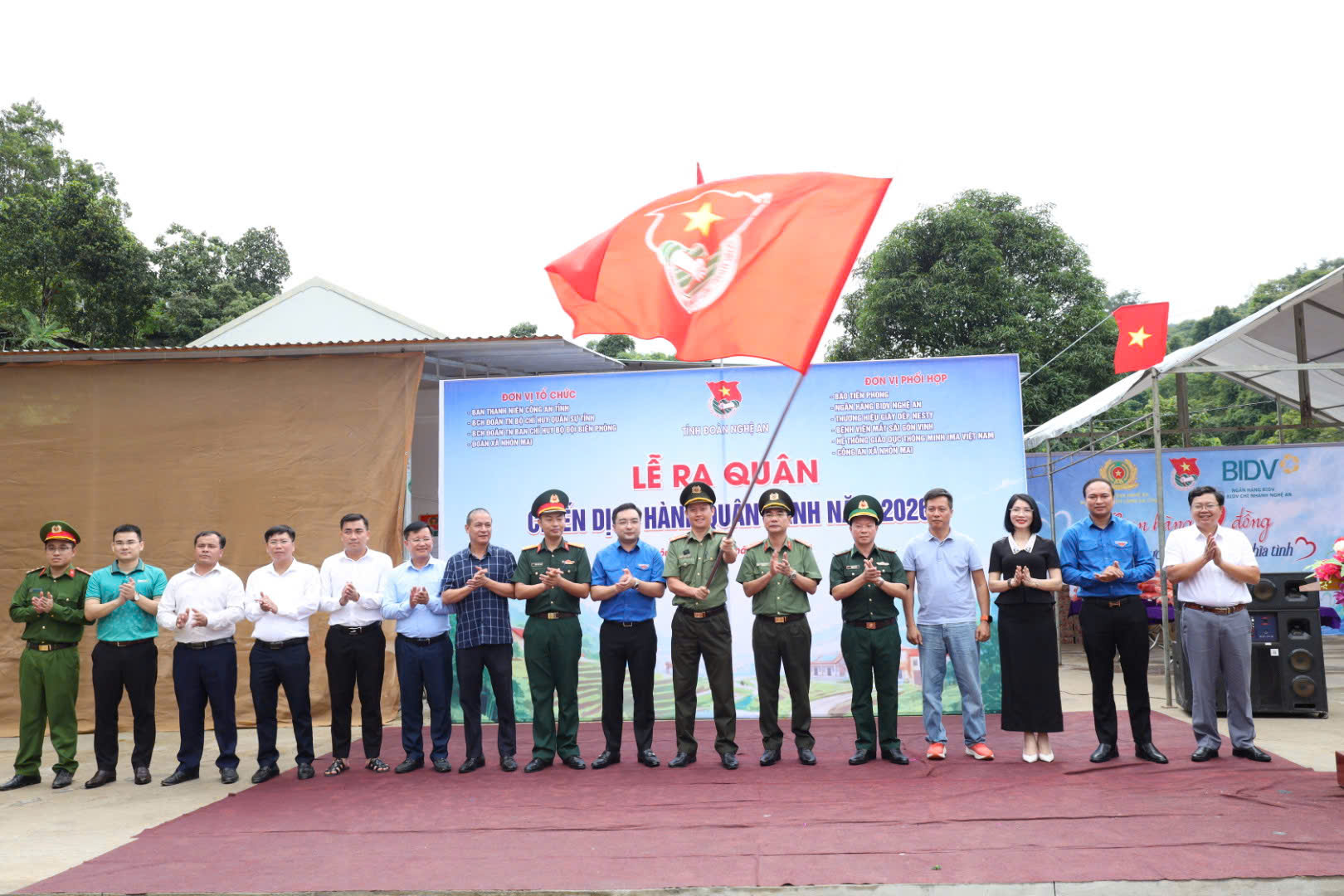Đại biểu thực hiện nghi thức khởi động chiến dịch