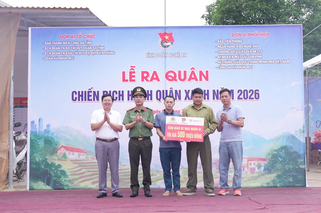 Trao biển biểu trưng khánh thành 02 “nhà nhân ái” tặng gia đình có hoàn cảnh đặc biệt khó khăn