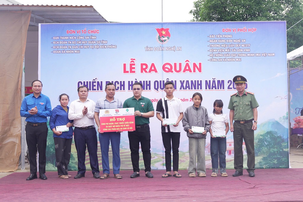 Trao biển tượng trưng hỗ trợ kinh phí khám, phát thuốc chữa bệnh, mổ mắt miễn phí và các phần quà an sinh xã hội