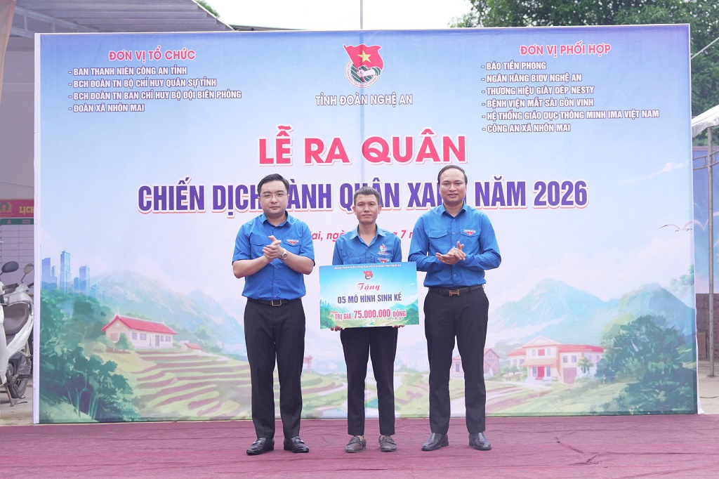 Trao biển biểu trưng  mô hình sinh kế tặng Đoàn xã Nhôn Mai