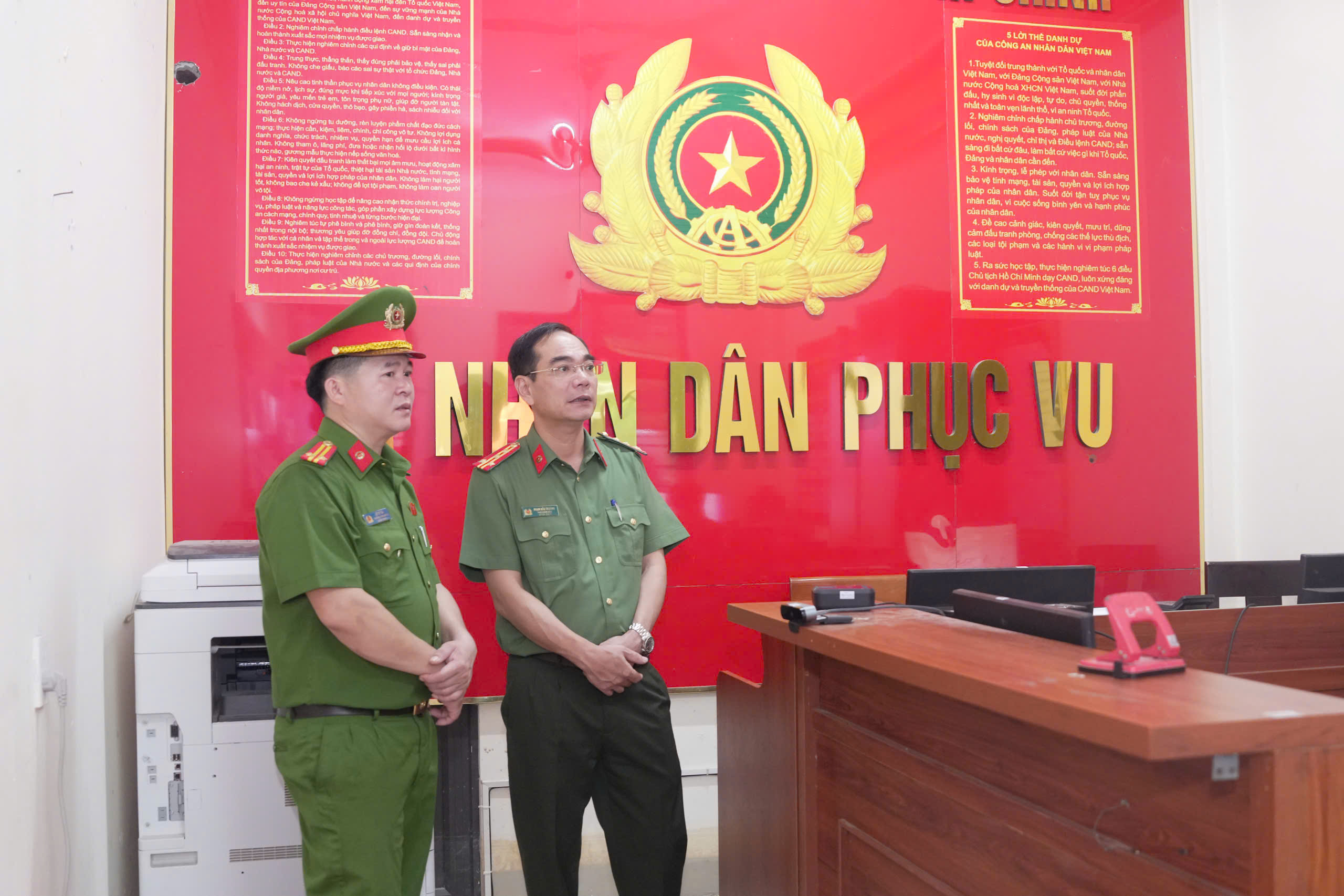 Dịp này, đồng chí Đại tá Phạm Hữu Trường, Phó Giám đốc Công an tỉnh đã đến thăm, động viên Chỉ huy, cán bộ, chiến sĩ Công an xã Nhôn Mai