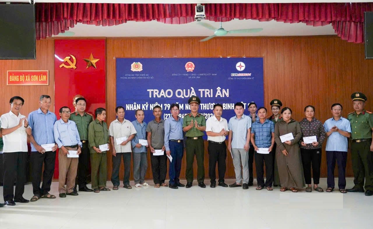 Hai đơn vị trao quà cho các gia đình