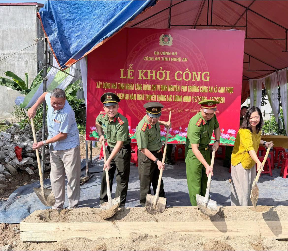Đại biểu thực hiện nghi thức khởi công xây dựng