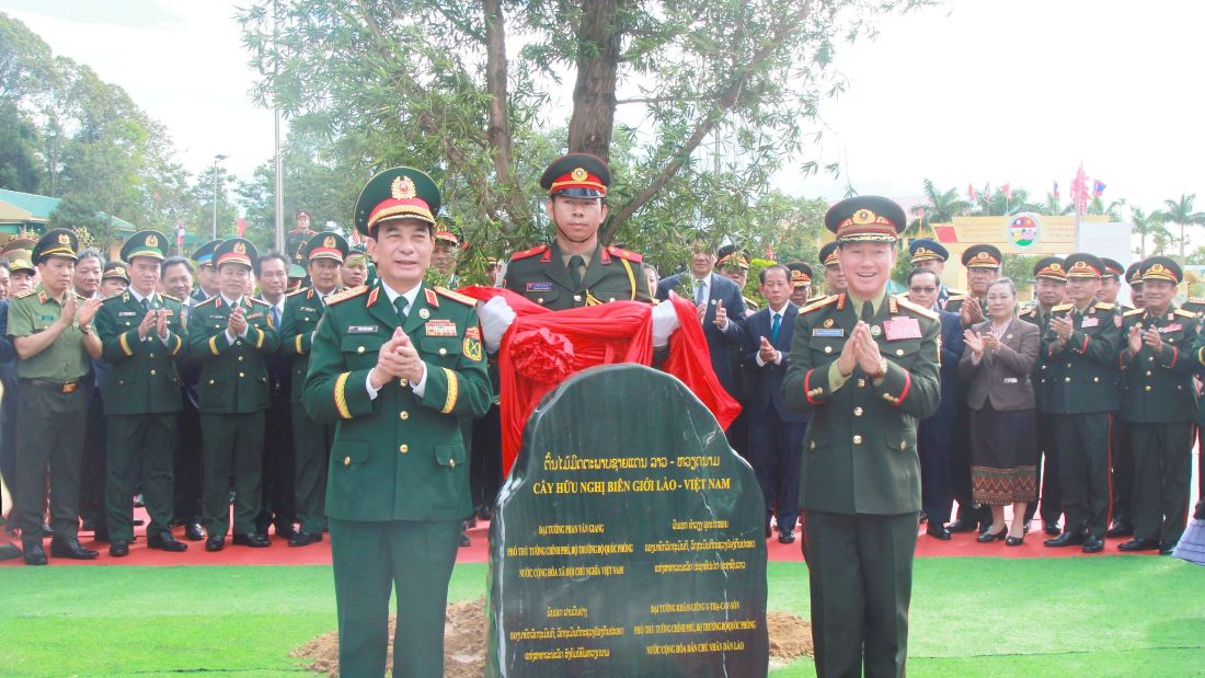 Đại tướng Phan Văn Giang và Đại tướng Khamliang Outhakaysone trồng cây hữu nghị trong khuôn viên cột mốc phía Lào