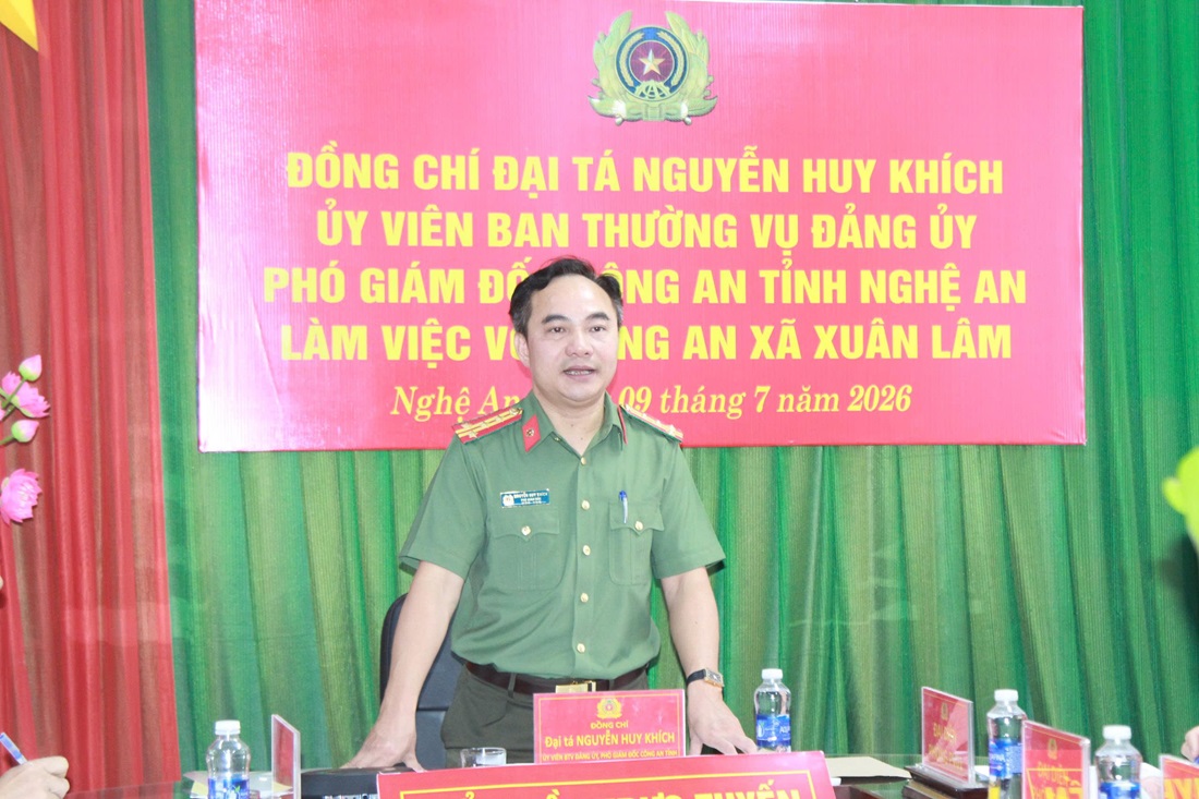 Đồng chí Đại tá Nguyễn Huy Khích, Ủy viên Ban Thường vụ Đảng ủy, Phó Giám đốc Công an tỉnh phát biểu chỉ đạo tại buổi làm việc