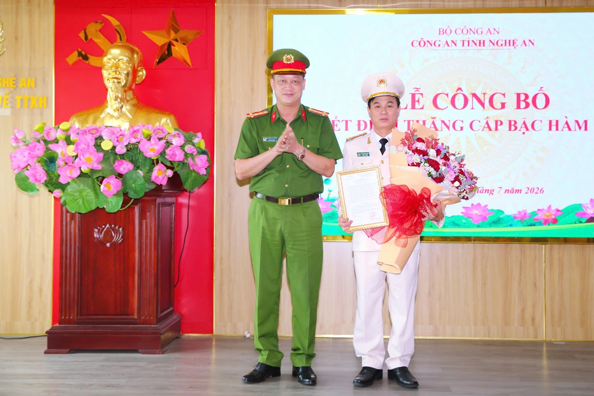 Đồng chí Đại tá Nguyễn Đức Cường, Ủy viên Ban Thường vụ Đảng ủy, Phó Giám đốc Công an tỉnh trao quyết định, tặng hoa chúc mừng đồng chí Đại tá Nguyễn Văn Hùng