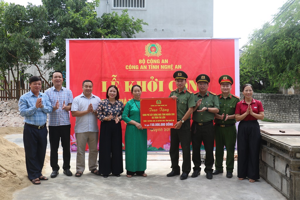 Trao biểu trưng hỗ trợ kinh phí xây nhà ở tặng gia đình bà Trần Thị Liên