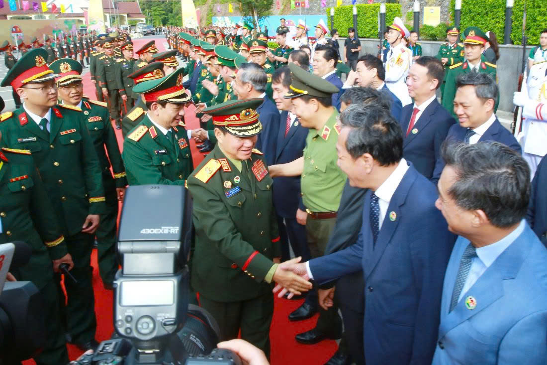 Đại tướng Phan Văn Giang chào đón Đại tướng Khamliang Outhakaysone tại Cửa khẩu Quốc tế Thanh Thủy