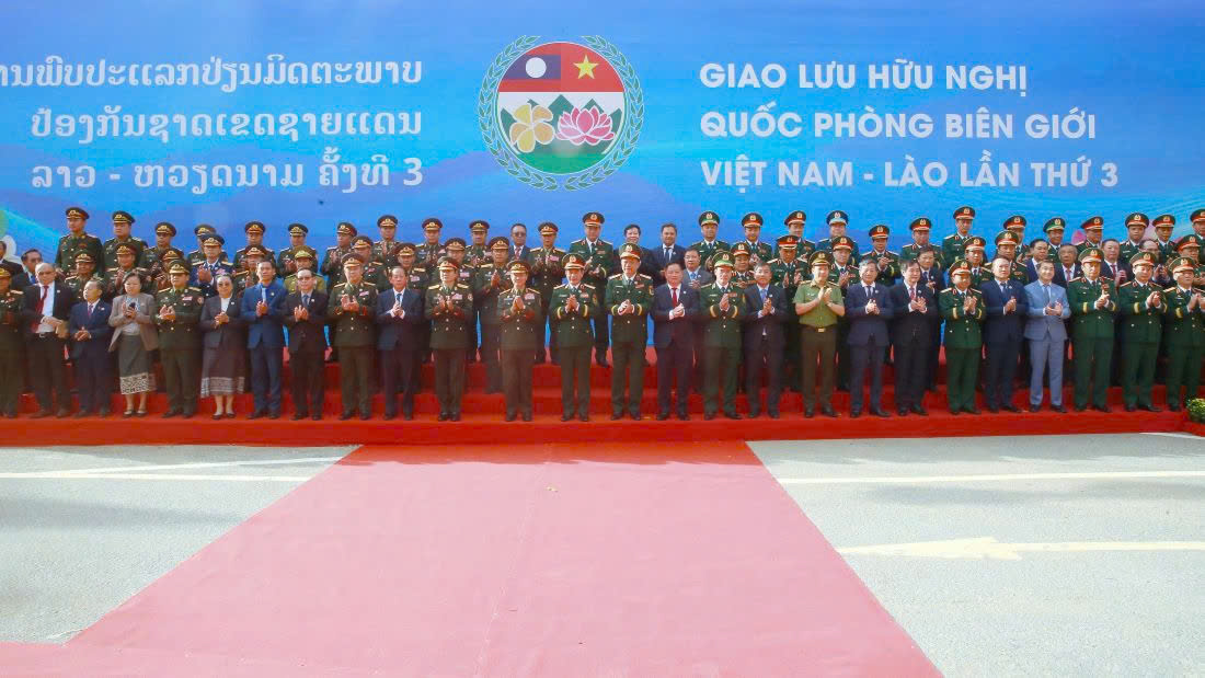 Đoàn đại biểu 2 nước chụp ảnh lưu niệm tại Cửa khẩu Quốc tế Thanh Thủy