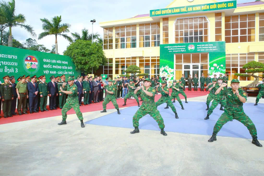 Thượng tướng Lê Văn Tuyến - Ủy viên Trung ương Đảng, Ủy viên Ban Thường vụ Đảng ủy Công an Trung ương, Thứ trưởng Bộ Công an cùng Đoàn đại biểu 2 nước tham quan màn biểu diễn võ thuật của Bộ đội Biên phòng tỉnh Nghệ An