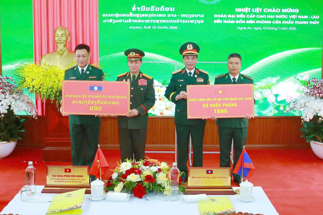 Đại tướng Phan Văn Giang và Đại tướng Khamliang Outhakaysone thăm, tặng quà cán bộ, chiến sĩ Đồn Biên phòng Cửa khẩu Thanh Thủy