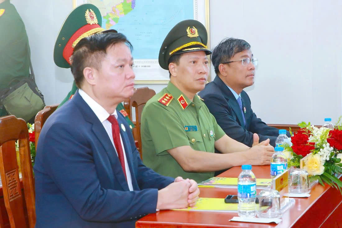 Thượng tướng Lê Văn Tuyến - Ủy viên Trung ương Đảng, Ủy viên Ban Thường vụ Đảng ủy Công an Trung ương, Thứ trưởng Bộ Công an cùng Đoàn đại biểu thăm, tặng quà cán bộ, chiến sĩ Đồn Biên phòng Cửa khẩu Thanh Thủy
